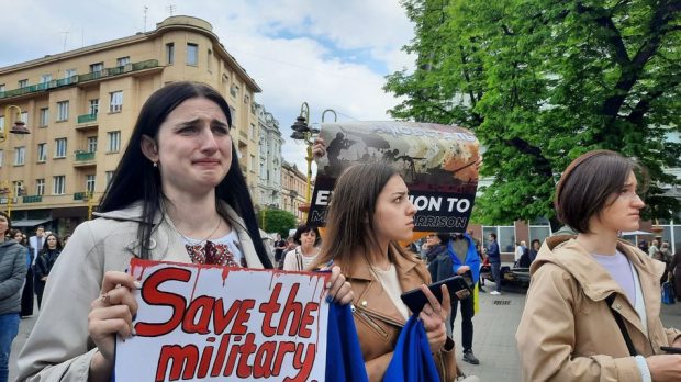 Manifestație cu lacrimi în ochi a soțiilor și mamelor soldaților care apără Azovstal: „Scoateți-ne copiii de acolo!”