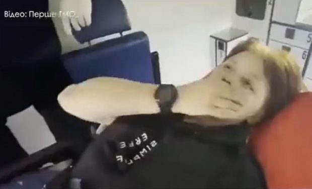 VIDEO| O fată de 15 ani împușcată în picioare a condus 30 de km ca să salveze patru oameni atacați de ruși, la Popasna