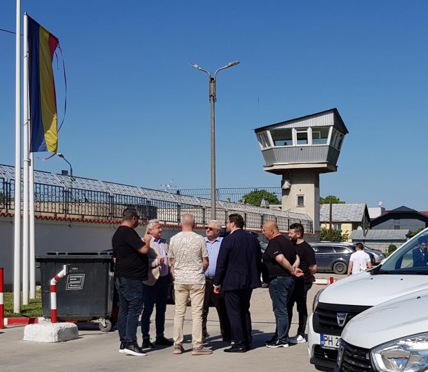 VIDEO. Piedone a intrat la închisoare în aplauzele susținătorilor săi. Apariție-surpriză în mulțime: „Suntem prieteni de familie”