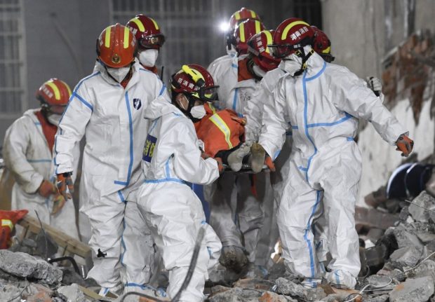 Femeie salvată după ce a stat 6 zile sub dărâmăturile unui bloc din China. Zeci de persoane sunt încă date dispărute