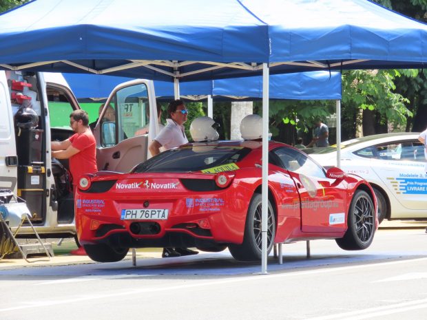 VIDEO | Accident înainte de startul unei competiții auto. Un șofer cu Ferrari a intrat în două mașini parcate