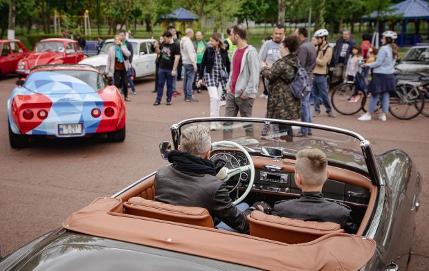 Ford interbelic, Cadillac de după Primul Război și Dacia 1300 din comunism. Expoziția de mașini retro, între nostalgie și rezistența la bolizii de azi