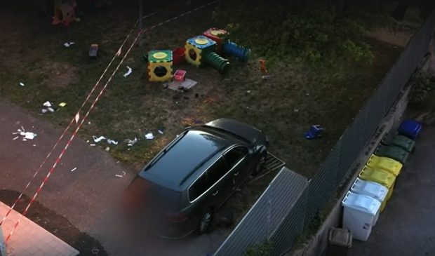 Fetița de 4 ani a unor români, lovită violent de mașina mamei unor colegi, chiar în curtea grădiniței, în Italia. Un băiețel a murit