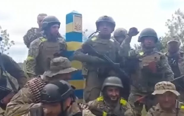 VIDEO | Soldații dintr-un batalion ucrainean s-au filmat la granița cu Rusia și au anunțat că „i-au alungat pe invadatori”
