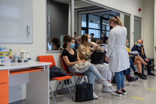 UE nu sprijină decizia Poloniei de a renunța la contractul cu Pfizer: „Nu are niciun motiv coerent pentru a invoca forța majoră”