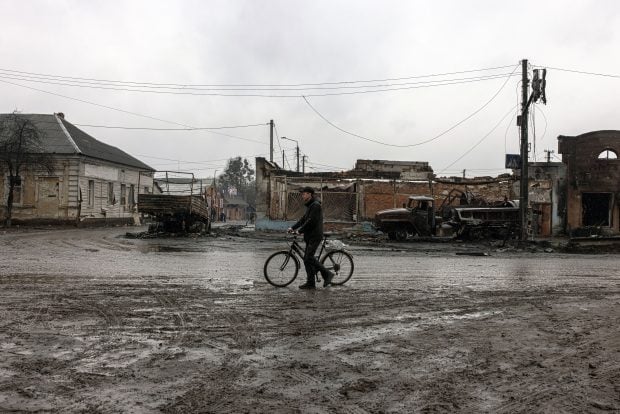 Ucraina finalizează prima anchetă pentru crime de război. Ce pedeapsă riscă soldatul rus care ar fi împușcat un civil în cap