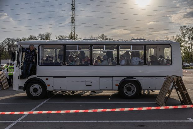 Zelenski anunță că 156 de civili au fost evacuaţi din uzina Azovstal și au ajuns la Zaporojie