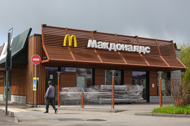 Cine e omul de afaceri căruia McDonald’s i-a vândut cele 850 de restaurante din Rusia