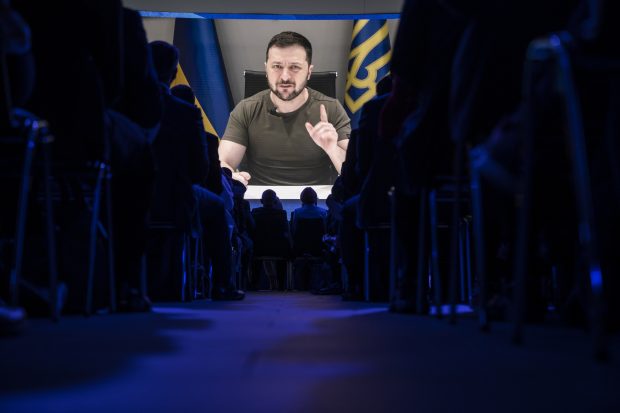 „Mă trezesc dimineața și e tot la fel”. Cu ce film celebru compară Zelenski încercările rușilor de a-l asasina
