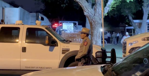 Filmul masacrului din Texas. Autoritățile spun că atacatorul s-a baricadat într-o clasă și a început să execute copiii