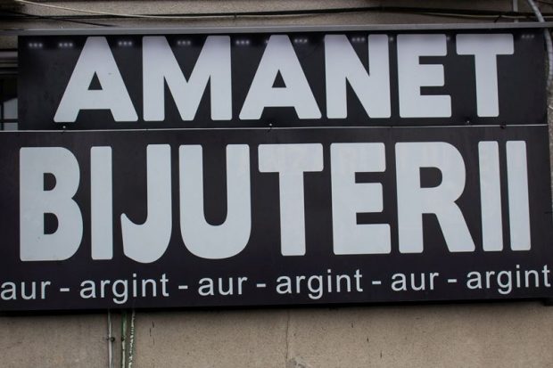 Opt kilograme de bijuterii din aur și argint, confiscate într-o zi de la casele de amanet din București