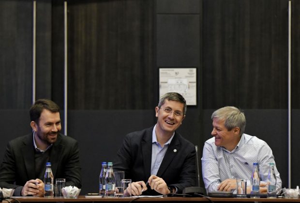 Reacțiile foștilor colegi ai lui Cioloș, după ce a anunțat noul partid. Bulai: „Abia aștept să fuzionăm din nou”