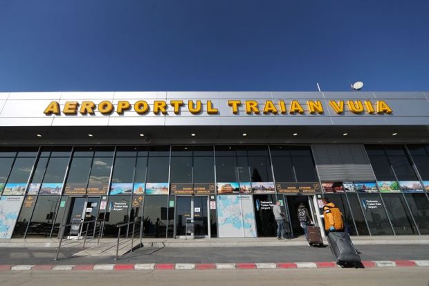 Un bărbat înarmat a fost reținut în fața Aeroportului Timișoara. Gestul făcut când un polițist s-a apropiat de el