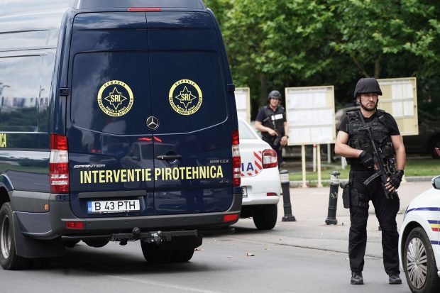 O femeie a amenințat că aruncă în aer o benzinărie din sectorul 6. Alarma a fost falsă