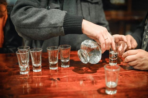 Un bărbat din Botoșani a găsit o grenadă într-un șanț și mers cu ea în barul din sat