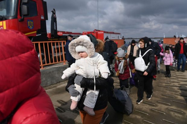Refugiați din Ucraina, nevoiți să plece din căminele unde erau cazați. Prefect: „Noi îi vom muta și le vom asigura masă caldă”