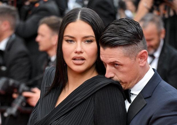 Adriana Lima a atras toate privirile pe covorul roșu de la Cannes. Fostul model și-a etalat mândră sarcina într-o rochie sexy