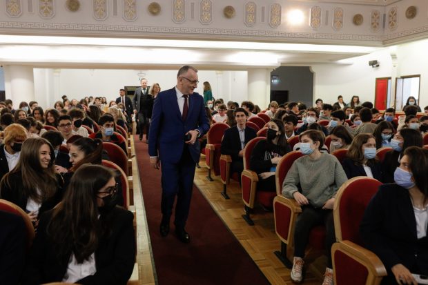 Analfabetismul funcțional. În loc de soluții, ministrul Educației vrea să ne măsurăm performant prostia