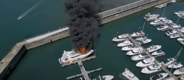 Incendiu uriaş pe un iaht în Marea Britanie. Ambarcațiunea s-a scufundat după ce a ars ca o torță