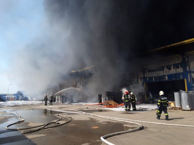 Incendiu cu degajări mari de fum la un depozit din Oradea. Intervin zeci de pompieri