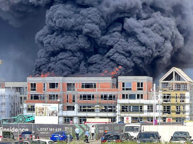 VIDEO | Incendiu masiv în nordul Capitalei, în zona Pipera. Un bloc în construcții, cuprins de flăcări