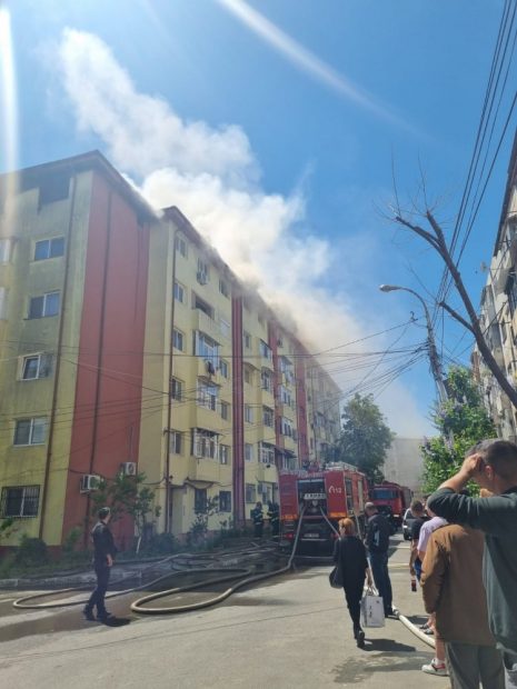 Incendiu la două blocuri din Năvodari. Focul e localizat la mansarde