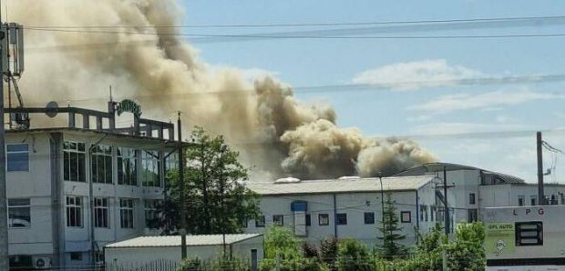 Incendiu cu degajări mari de fum la un depozit din Timişoara. Intervin mai mulți pompieri