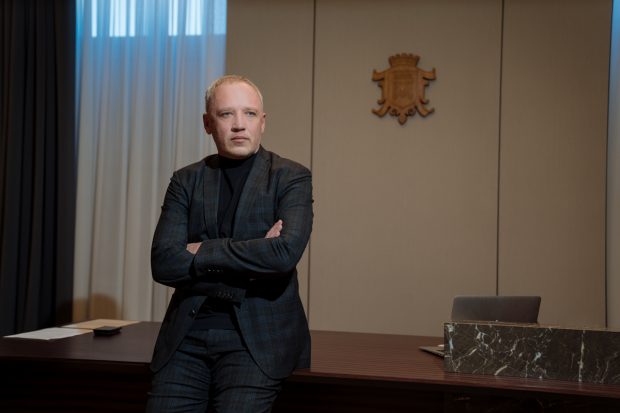 INTERVIU. Primarul din Cernăuți, despre frica de zi cu zi într-un oraș departe de front: „Nimeni nu știe ce va ținti următoarea rachetă”