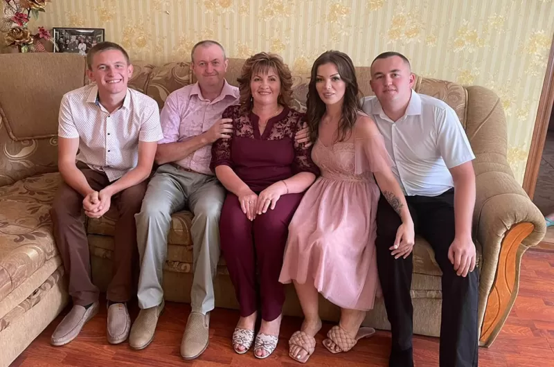 Un polițist ucrainean și-a găsit fiica de un an, soția, mama, tatăl, fratele și câinele morți în casa bombardată de ruși, la Borodianka