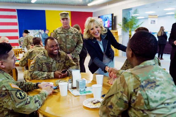 Jill Biden, aplaudată de soldații americani de la baza Kogălniceanu când i-a anunțat că le-a adus ketchup