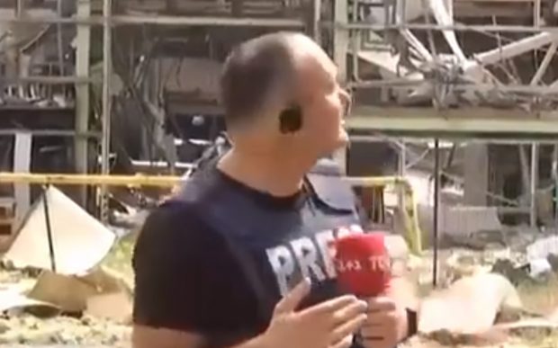 VIDEO | Jurnalist ucrainean, întrerupt de o rachetă în timp ce relata despre situația din Donbas
