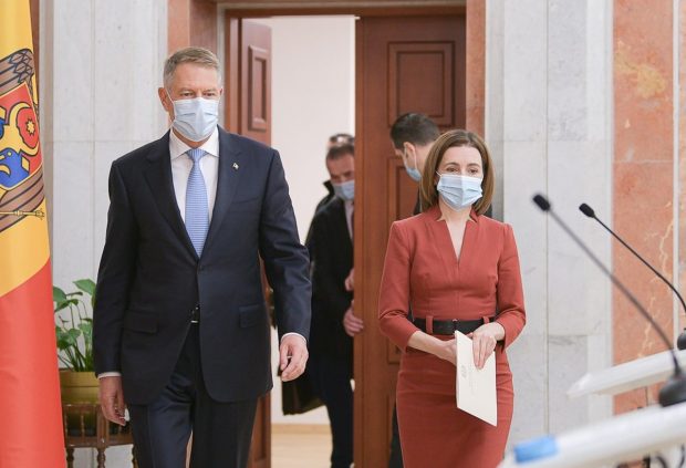 Klaus Iohannis și Maia Sandu condamnă orice provocări de a atrage R. Moldova în acțiuni care îi pot pune în pericol securitatea