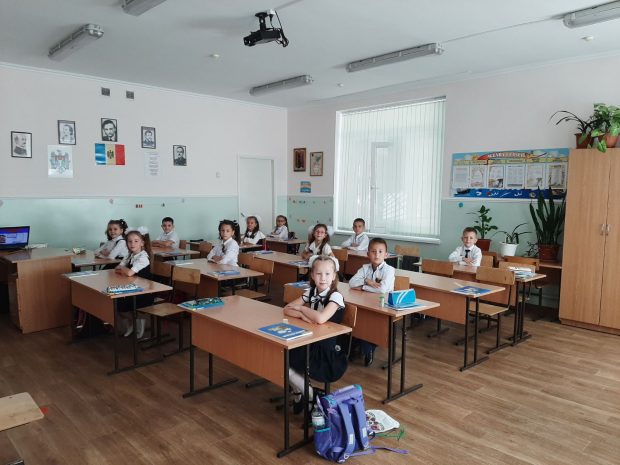 Profesori din școlile românești din Transnistria, provincie aflată în cod roșu de alertă teroristă: „Oamenii pleacă din regiune, noi rămânem alături de elevii noștri”