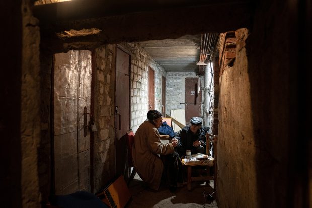 Viața în orașul ucrainean Lîman, ocupat de ruși. Civilii poartă banderole albe pe braț și ies din pivnițe doar cât să gătească la un foc făcut pe stradă