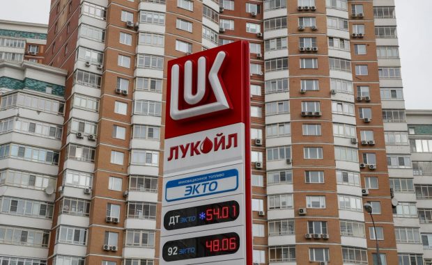 Vicepreședintele Lukoil propune ca Rusia să îşi reducă producţia de petrol cu până la 30%