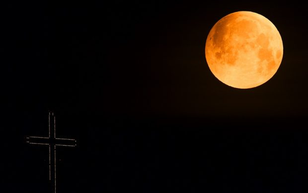 Prima Super Lună din 2022, una extrem de rară numită „sângerie”, văzută în timpul eclipsei totale de lună plină