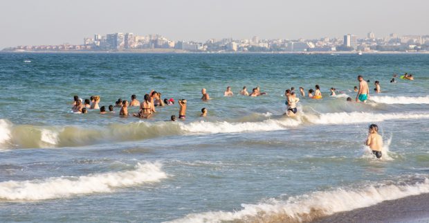 Cine sunt cele trei persoane care s-au înecat la Mamaia. Un copil de 16 ani a fost resuscitat și se află la spital