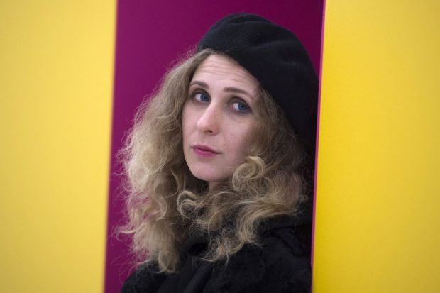 „Pare un roman cu spioni”. Supravegheată de poliție, o membră a trupei Pussy Riot a fugit din Rusia. În ce s-a deghizat pentru a trece neobservată