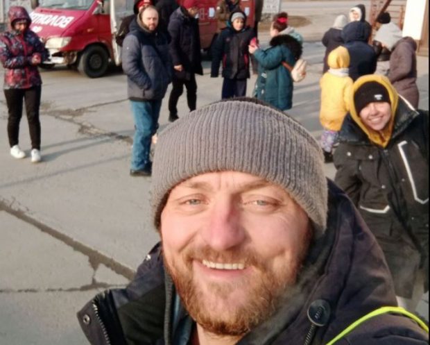 „Când treceam pe lângă cadavre, îmi feream privirea să nu cumva să văd un copil. M-ar fi distrus”. Un ucrainean a evacuat singur peste 100 de oameni din Mariupol