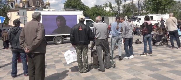 Rusia a trimis în Mariupolul devastat dubițe cu televizoare uriașe, unde rulează propaganda anti-ucraineană