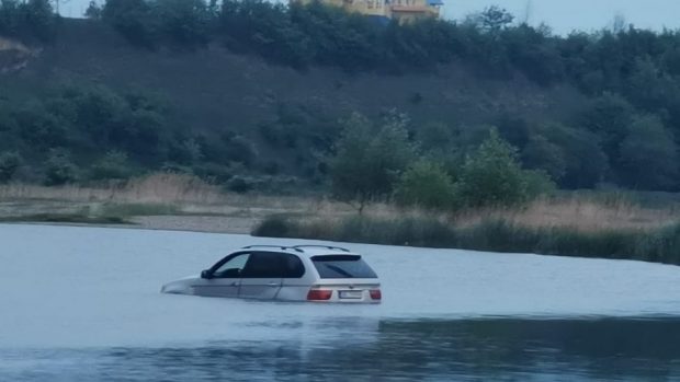 VIDEO | Un șofer cu BMW a rămas blocat în râul Bistrița, după ce a încercat să-l traverseze