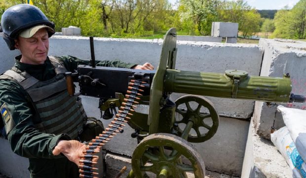 VIDEO| Rușii râd de ucraineni că se luptă cu o mitralieră model 1910 pe care o răcesc cu apă