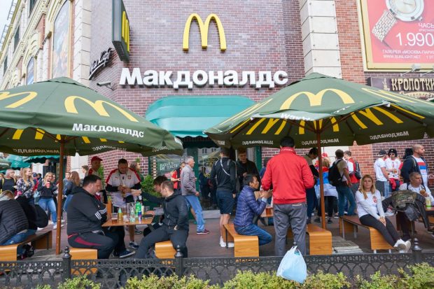 McDonald’s pleacă definitiv din Rusia, după 32 de ani. Semnal sumbru pentru economia țării, în plin război cu Ucraina