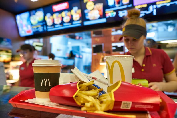 „Am devenit cel mai bun angajat al lunii. Acum toate speranțele s-au năruit. Cum văd angajații ruși ai McDonald’s plecarea lanțului de fast-food din Rusia