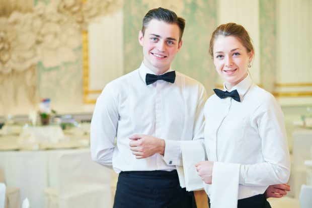 Ce salarii se câștigă în restaurante? Bacșișul poate tripla leafa în timpul sezonului turistic