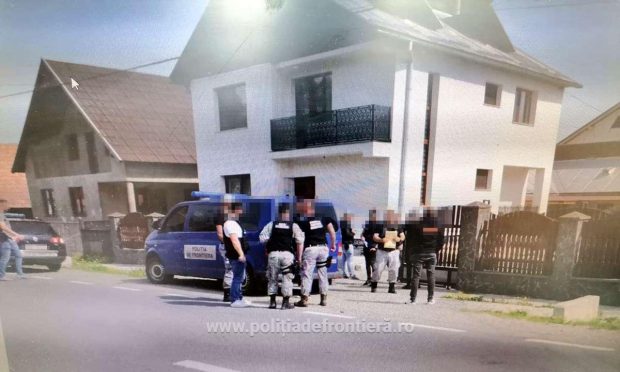 Un român e șeful rețelei care a strâns 152 de milioane de euro din trafic de migranți în Europa