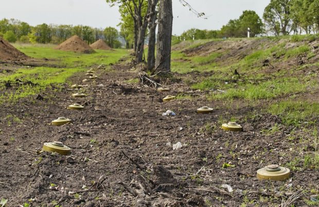Pentru a se întoarce acasă, civilii ucraineni învață o nouă abilitate: detectarea minelor plantate de ruși