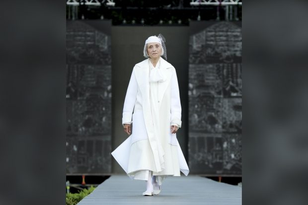 Povestea modelului care a debutat la 75 de ani pe scena festivalului de modă de la Iași. „Le-am adus un chec”