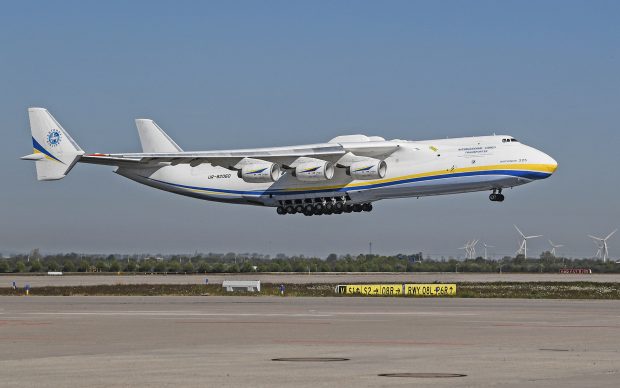 Istoria celui mai mare avion din lume, distrus de ruşi în Ucraina, şi a primului său pilot. „Era precum copilul meu. Eu l-am învăţat să zboare”