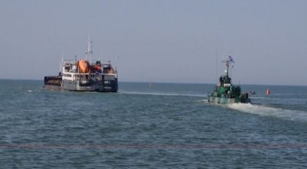 Imagini cu prima navă cargo care părăsește portul Mariupol, sub escortă înarmată